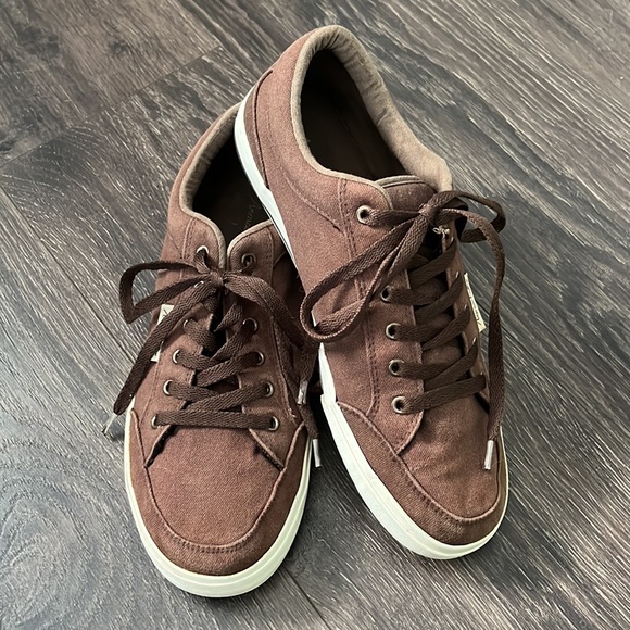 American Eagle Sneakers - Picture 2 of 10
